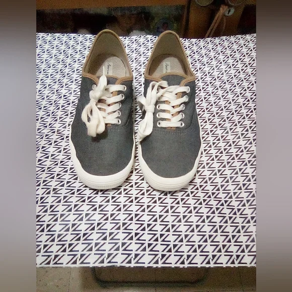 American Eagle Sneakers - Picture 9 of 15